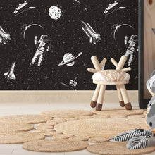 Cargar imagen en el visor de la galería, Papel tapiz negro con astronautas y naves espaciales