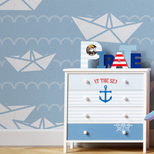 Cargar imagen en el visor de la galería, Papel tapiz de mar con barquitos de papel y olas
