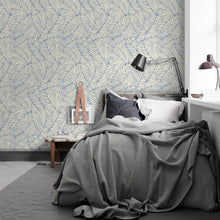 Cargar imagen en el visor de la galería, Papel tapiz beige con hojas azules
